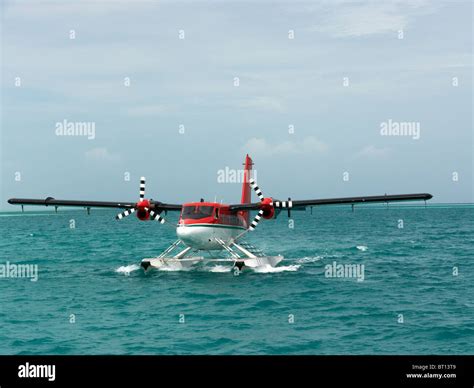 De Havilland Canada DHC-6 Twin Otter Seaplane taxiing just after ...