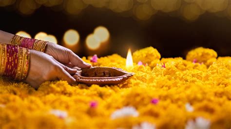 Astro Tips: Expert Weighs In On Washing Lamps Of Home Temple | Herzindagi