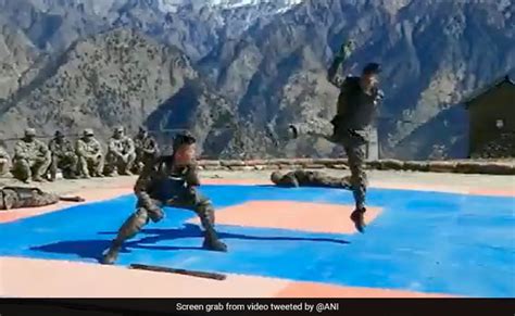 युद्ध अभ्यास के दौरान बिना हथियार के भारतीय सेना ने दिखाया अपना दम ...