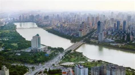 广西南宁发展速度惊人，夜景堪比一线城市，光旅游收入就超1000亿