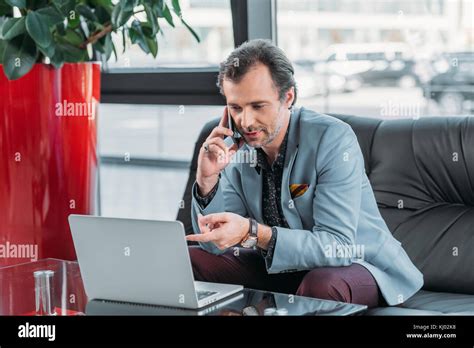 Businessman with Laptop 的图像结果