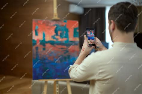 Homem artista tira fotos por telefone obra-prima da pintura abstrata ...