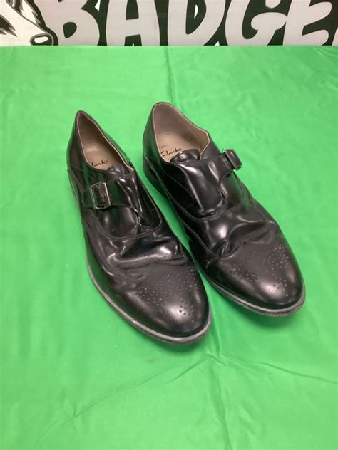 Pairof clarks mensblack leather shoes size 11 – Badgers Auctions