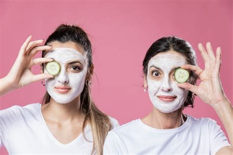 Front view mom and daughter with face mask | Free Photo