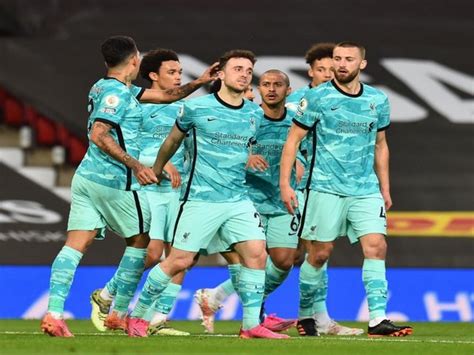 Liverpool win at Old Trafford to keep CL hopes alive