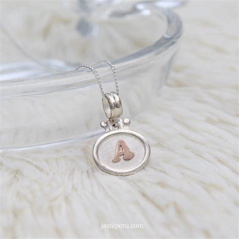 Collar Inicial Laminado en oro – Jasni Perú