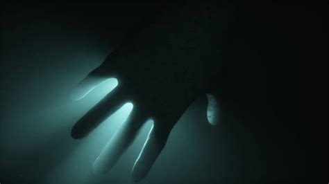 Alien Hand with Object 的图像结果