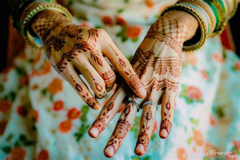 22 Easy Henna Designs for Beginners for Your Hands & Feet