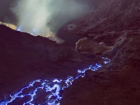 Kawah Ijen erupts with electric-blue lava - Business Insider