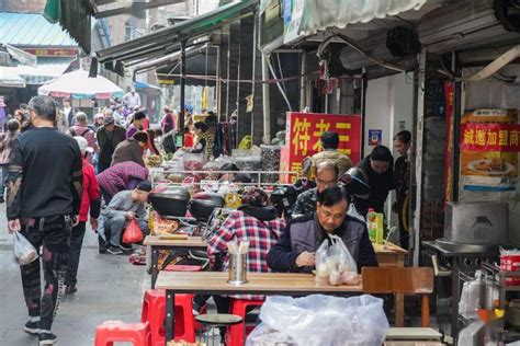 新春走基层丨柳州这个有名的菜市，整条街都是年味！_腾讯新闻