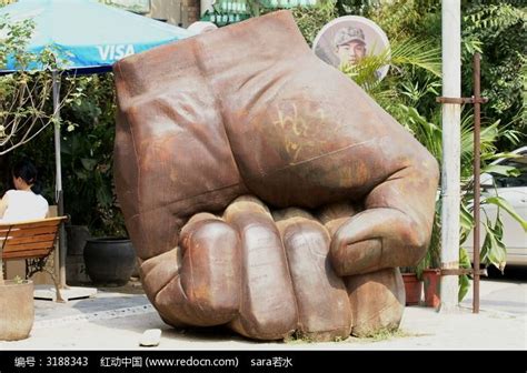 郑州大学的双手握拳雕像高清图片下载_红动中国
