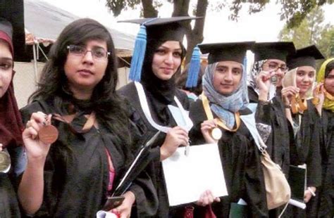 पाकिस्तान की नामी 'यूनिवर्सिटी' का बुरा हाल, छात्रों की दिलचस्पी कम देख ...