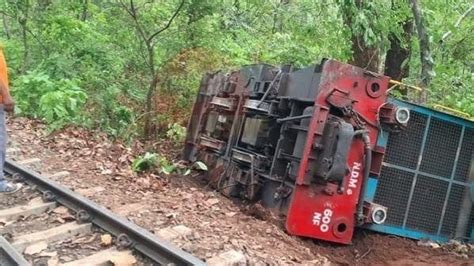 Toy Train Derailed: সুকনায় উল্টে গেল টয় ট্রেনের ইঞ্জিন, আতঙ্কিত ...