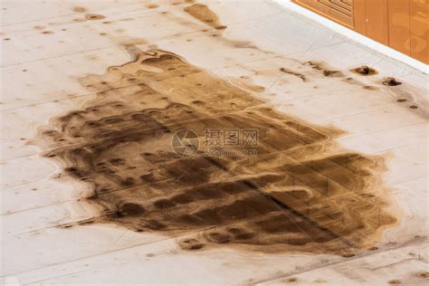 在固定的公寓屋顶上泼脏水是排水问题的一个迹象高清图片下载-正版图片504001636-摄图网