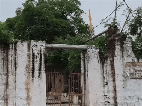 Chandrashekhar Azad’s iconic mustache-twirling photo captured in ...