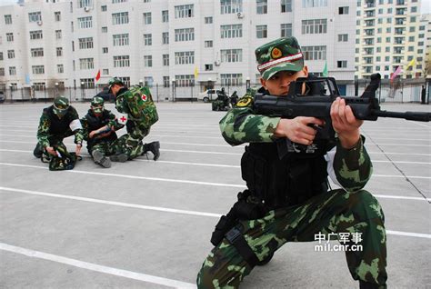 直击：武警兵团指挥部演练场上女兵不让须眉--中国广播网(组图)-搜狐新闻