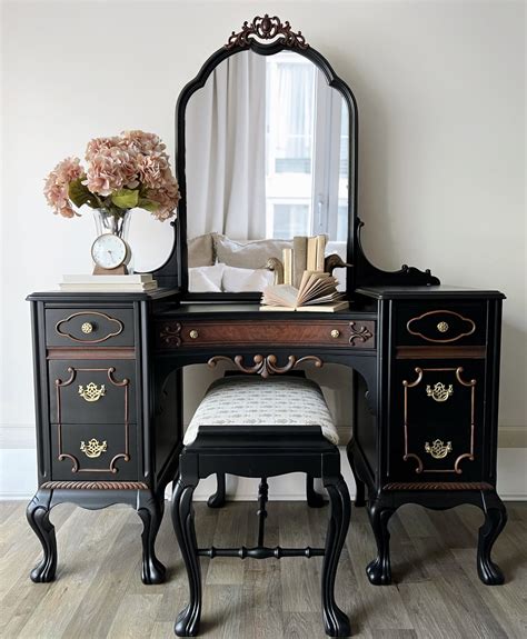 Antique Dressing Table With Mirror