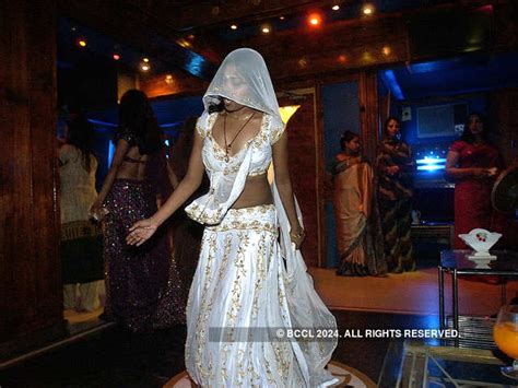 The story of Mumbai's money-spinning dance bars - When the lights went ...