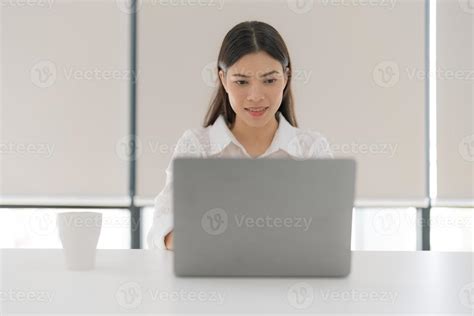 Woman Using Computer 的图像结果