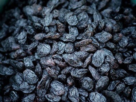 Black Raisins Benefits For Female: 5 Reasons Women Should Eat Black ...