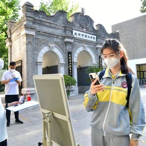 高考首日：芜湖考生走错考场 护考交警及时护送转场--图片频道--人民网