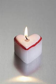 candela accesa candela accesa in forma di cuore immagine stock immagine candela accesa candela accesa in forma di cuore immagine stock immagine