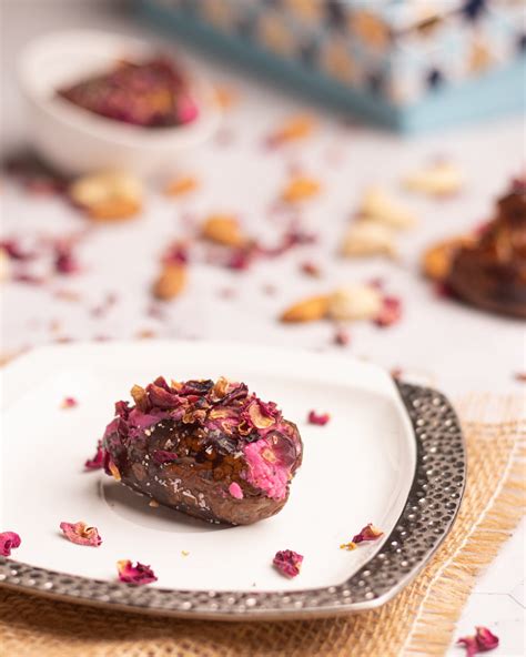 Gulkand Flavoured Dates – THE BAKLAVA BOX