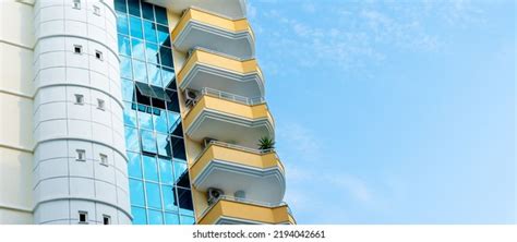 Real Building Front View 的图像结果