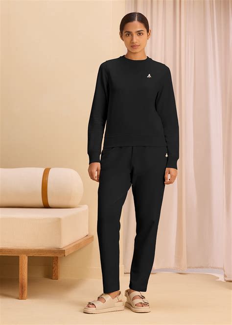 Timeless Style: Classic Crew Neck Black | Shop Now! – ALONGE