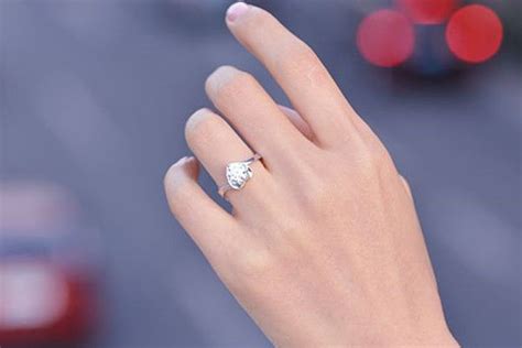 结婚戒指带哪个手指/女士的戴法 - 中国婚博会官网