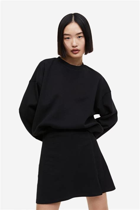 10 sudaderas de H&M que quedan modernas y elegantes con jeans o leggings