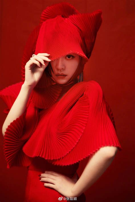 张靓颖红色折纸风礼服设计感满分 红唇性感