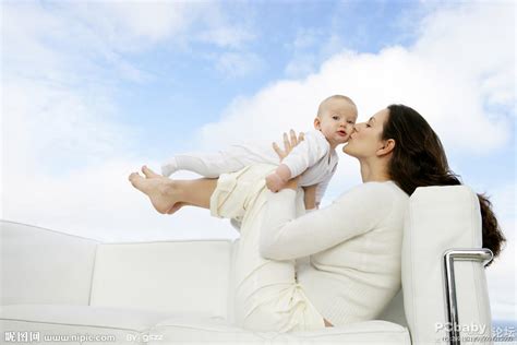 睡在母亲手臂上的婴儿图片-婴儿甜蜜的睡在母亲手臂上素材-高清图片-摄影照片-寻图免费打包下载