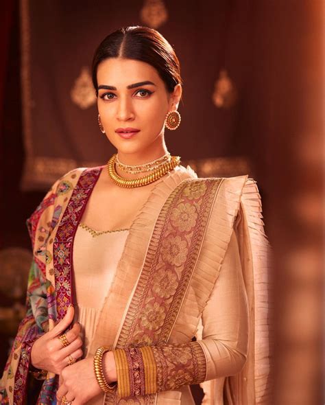 Kriti Sanon paired her ivory Sukriti And Aakriti anarkali with a ...