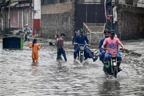 Pakistan journalist swept away in flood fury on camera, shocking ...