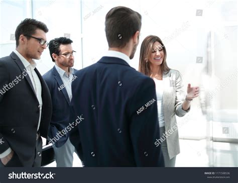 People Standing in an Office HD 的图像结果