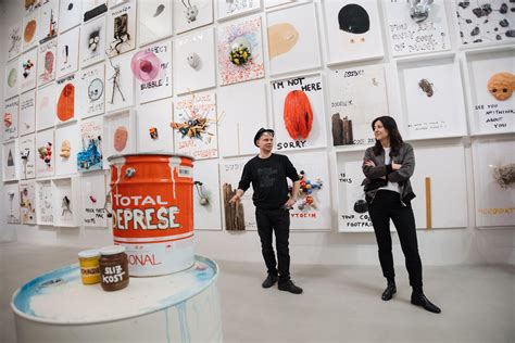 DOX – Výstavou HOW CAN I HELP YOU? s umělcem a kurátorkou