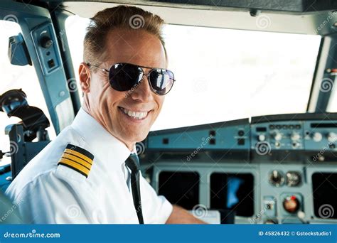 飞行员在驾驶舱内 库存照片. 图片 包括有 驾驶舱, 幸福, 成人, 男性, 表示, 填充, 商业, 模式 - 45826432