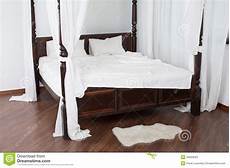 letto baldacchino legno bianco letto di legno baldacchino e un pellame bianco sul letto baldacchino legno bianco letto di legno baldacchino e un pellame bianco sul