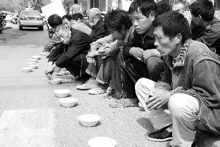 农民工讨要工资被开发商打伤 26人街边集体乞讨_新闻中心_新浪网