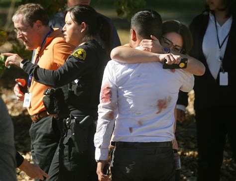 加州枪击事件至少14人遇害，2嫌疑人被毙 - 纽约时报中文网