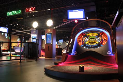 Puttshack, opening at Skokie’s Old Orchard mall, features high-tech ...