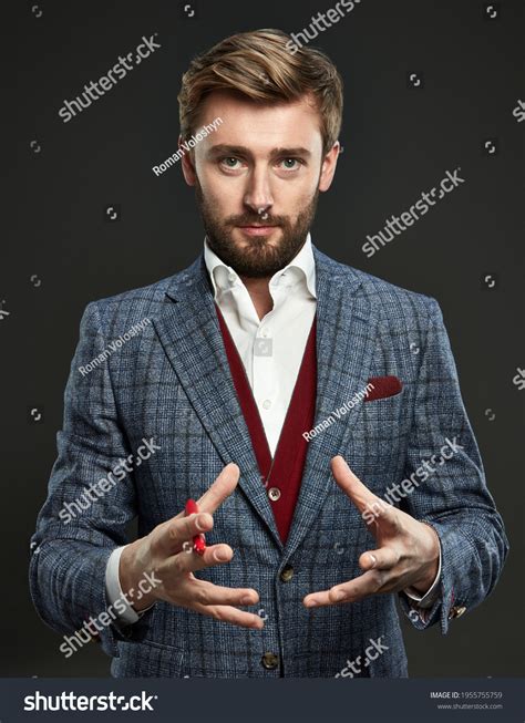 Action Poses Man in Business Suit 的图像结果