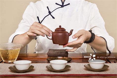 女茶艺师在沏茶_创意图片