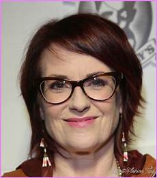 Best Hairstyles For 50 With Glasses by Hairstyles For 50 With Glasses Best Hairstyles For 50 With Glasses