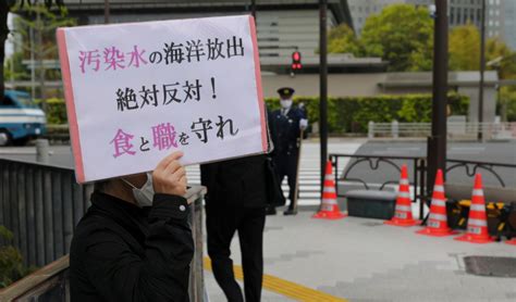 日本民众在首相家门口抗议将核污水排放至大海|首相|核污水|大海_新浪新闻