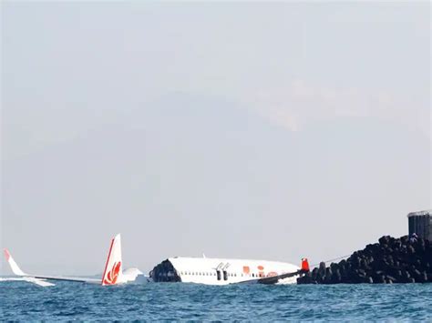 Tony Abbott and Piyush Goyal shake hands - 05 Sept,2014 | The Economic ...
