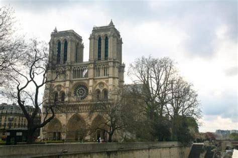 2021巴黎圣母院矗立在塞纳河畔，是一座哥特式风格基督教教堂，也是古老巴黎的象征_巴黎圣母院-评论-去哪儿攻略