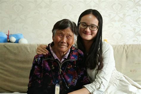 【人民日报】她养我长大，我陪她到老！90后女孩带痴呆症养母读研-湖北文理学院-学生工作部