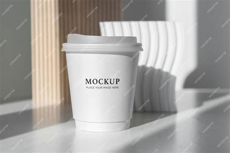 Coffee paper cup mockup on table | Premium PSD